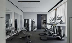 伦敦伦敦皇家公园广场酒店的一间健身房,里面配有数台跑步机和机器