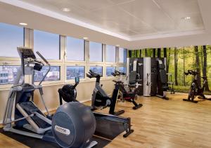 诺丁汉公园广场诺丁汉酒店的健身房设有跑步机、椭圆机和健身自行车