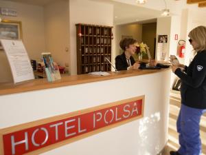 布伦托尼科波尔萨酒店的两名妇女站在旅馆投票站