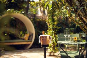 阿姆斯特丹公园广场酒店&度假村的一张带篮子的桌子和一张带葡萄酒杯的桌子