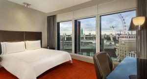 伦敦公园广场西敏桥酒店&度假村的酒店客房设有一张床和一个大窗户