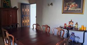 圣萨尔瓦多Kartagus Guest House的餐桌、桌椅