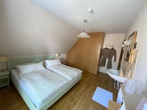 翁德洛Gästezimmer Neumair的一间带床和水槽的小卧室