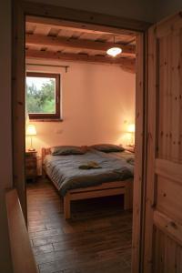 DobravljeHoliday Home GaMaJaMa的一间带床的卧室,位于带窗户的房间内