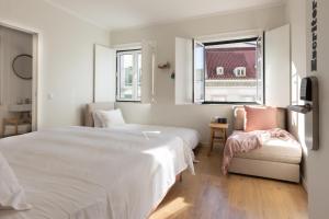 里斯本里斯本故事宾馆的白色卧室配有床和椅子
