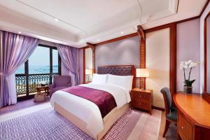 吉达吉达丽思卡尔顿酒店 的酒店客房设有一张床、一张书桌和窗户。