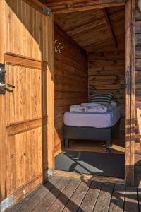 米湖Hlíd Huts的小木屋,门廊上配有一张床