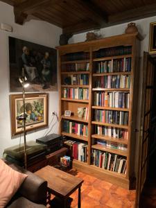 MombeltránCasa del Pintor Antonio Mesa的客厅配有书架,书架上装满了书籍