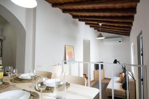 马林堡Comfortable getaway in Medieval Castro Marim的用餐室配有带玻璃杯的桌子