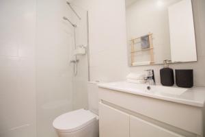 马林堡Comfortable getaway in Medieval Castro Marim的白色的浴室设有卫生间和淋浴。
