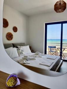 DiakoftiKythera Beach Apartments的一间卧室设有一张大床,享有海景