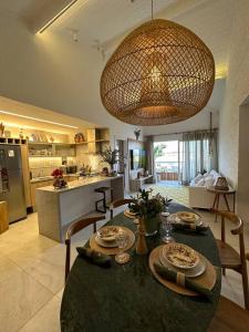 普拉亚多Villa PF Village - Praia do Lord的用餐室以及带桌椅的厨房。