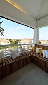 普拉亚多Villa PF Village - Praia do Lord的阳台的门廊配有白色枕头