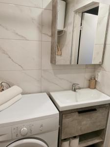 瓦尔加Jaama Apartement的一间带水槽、卫生间和镜子的浴室