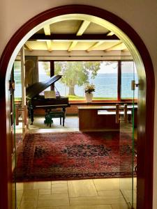 农嫩霍恩Villa Noho的通往钢琴和三角钢琴房间的门