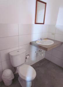 万查科Huanchaco Hostal的一间带卫生间和水槽的浴室