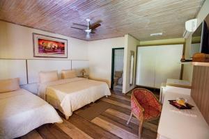 圣若昂-德雷维拉博纳比塔科洛旅馆的酒店客房设有两张床和天花板