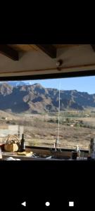 卡奇Cabaña Abra del Monte Monohambiente的从车窗欣赏沙漠景色