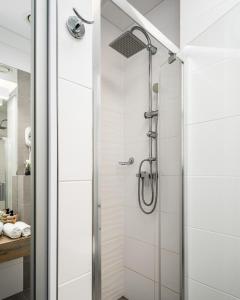 华沙Al Jerozolimskie 216 APART-WAWA的浴室里设有玻璃门淋浴