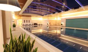 伊斯坦布尔伊斯坦布尔希什利万豪酒店 的一座带游泳池的大楼内的大型游泳池
