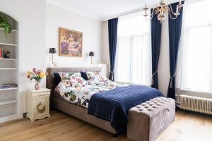 贝茨泰兹瓦赫De Jonge Barones的一间卧室配有一张带蓝色毯子的床