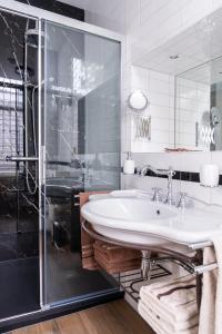 贝茨泰兹瓦赫De Jonge Barones的白色的浴室设有水槽和淋浴。