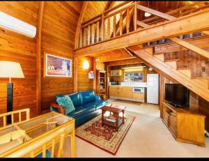 楠立Jarrah Glen Cabins的小木屋内的客厅配有蓝色沙发