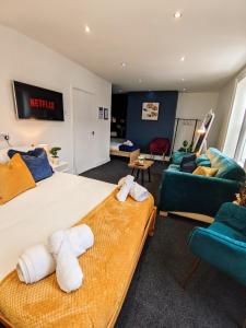 桑德兰A&A Luxury Stay Olive St - City Centre Premium Stays的酒店客房设有床和客厅。