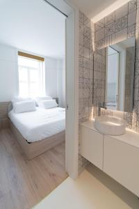 波瓦-迪瓦尔津A'MAR by Alojamento Ideal的一间卧室配有床、水槽和镜子
