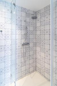 波瓦-迪瓦尔津A'MAR by Alojamento Ideal的浴室设有蓝色和白色瓷砖淋浴。