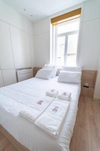 波瓦-迪瓦尔津A'MAR by Alojamento Ideal的白色的床和白色毛巾