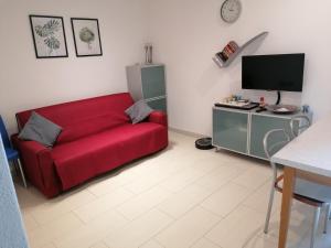 波尔莱扎Pra Livrana的客厅配有红色沙发和电视