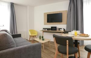 昂热Odalys City Angers Centre Gare的客厅配有沙发和桌子