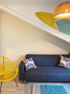 桑坦德Jositown的客厅配有蓝色的沙发和黄色的椅子