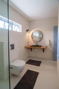 威廉斯塔德水滨公寓的一间带卫生间和镜子的浴室