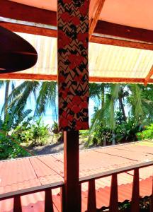 托尔图格罗Tortuguero Adventures Beach House的挂在窗边木杆上的领带