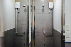 曼谷拷山传说青年旅舍（咖啡馆及旅舍）的浴室设有淋浴间和两面镜子
