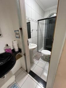 帕拉蒂Casa Férias Paraty - yeshua的浴室配有卫生间、盥洗盆和淋浴。