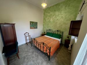 圣亚加塔·迪·米利特Agriturismo Serre的一间卧室配有带橙色和绿色床单的床