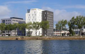 勒阿弗尔Odalys City Le Havre Centre Les Docks的城市天际线,有建筑和水体