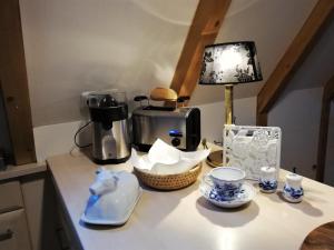 希格斯多夫Charmantes Ferienhaus mit Garten的一张桌子、咖啡壶和台灯