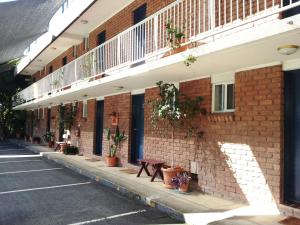 科夫斯港阿曲亚吉汽车旅馆的旁边是种盆栽植物的建筑