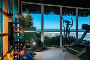 嘎林海斯港Kembali Hotel Porto de Galinhas - Adults Only的一间健身房,从窗户可欣赏到海景