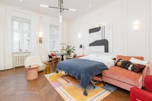克拉科夫Estery Colourful Luxury Apartment的客厅配有床和沙发
