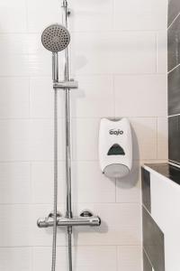 奥瑟戈尔Diu Biban的浴室内配有带肥皂器的淋浴