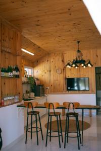 大叻Là Lá La Home的厨房设有木墙和一张桌子及凳子