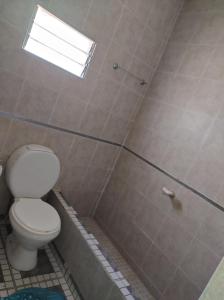 特尔马斯德里奥翁多yusulpayki的一间带卫生间和淋浴及窗户的浴室