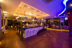 仰光帕拉米酒店的餐厅内拥有紫色照明的酒吧