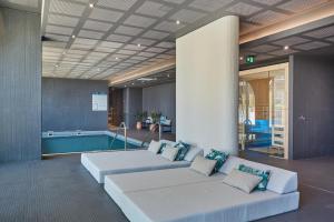马赛Odalys City Marseille Centre Euromed的带沙发和游泳池的客厅