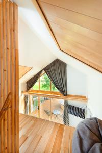 托普利察Terra Resort的阁楼客房设有大窗户和木地板。